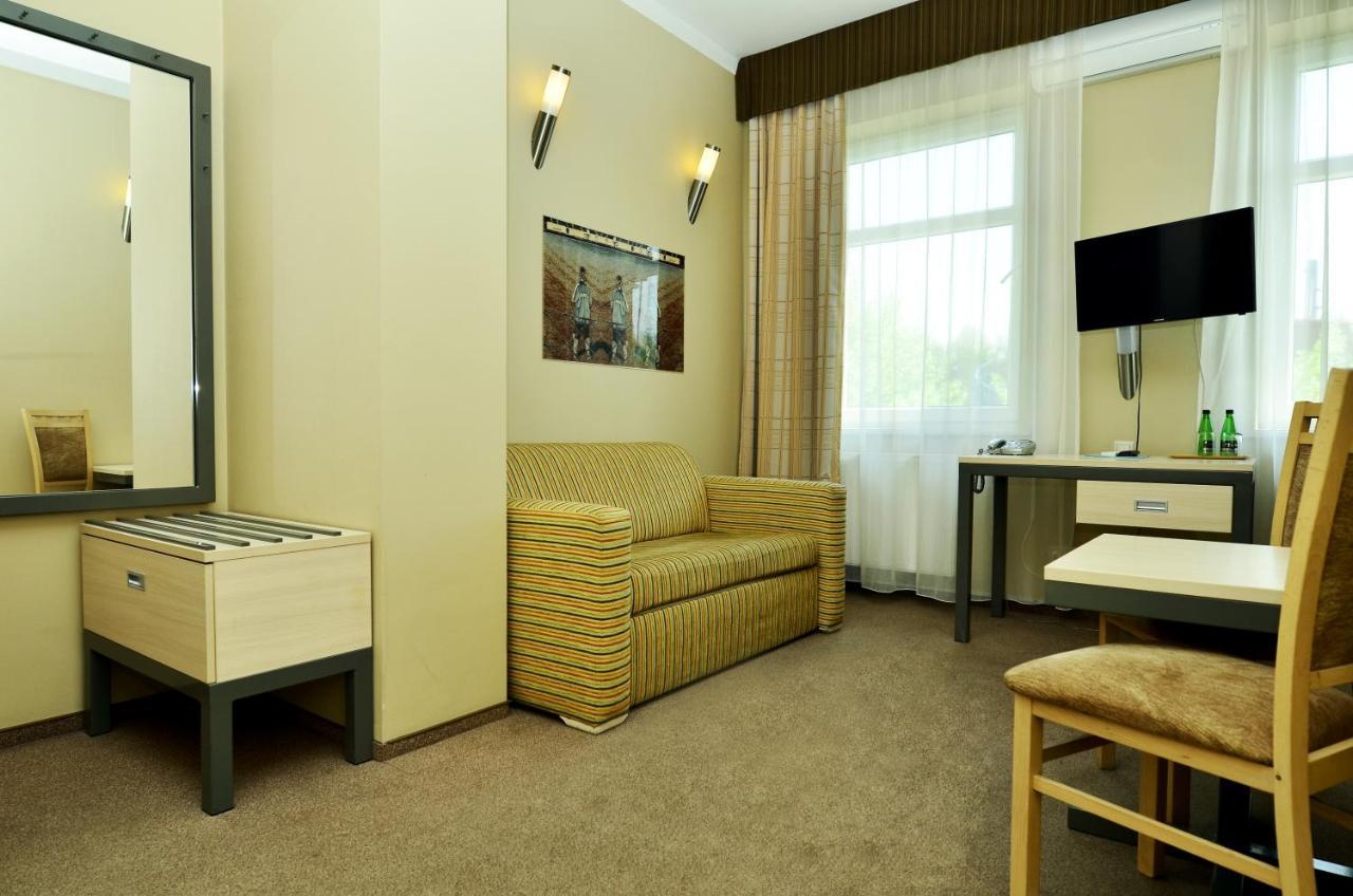 Hotel Jarota Яроцін Екстер'єр фото