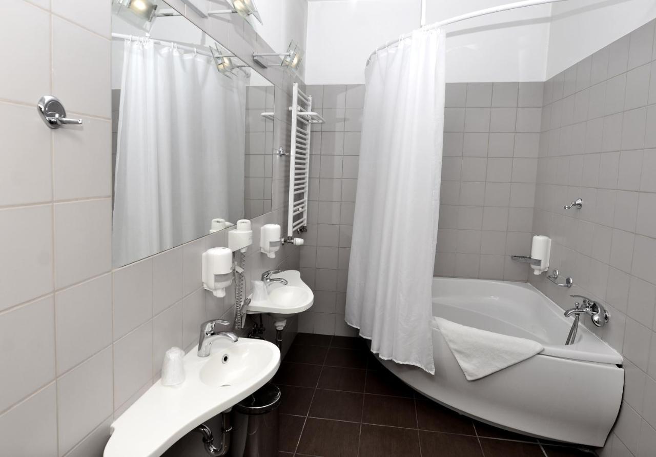 Hotel Jarota Яроцін Екстер'єр фото
